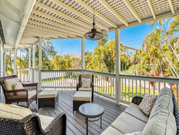Anna Maria Island Luxurious Tropical Retreat with private Pool & Game Room